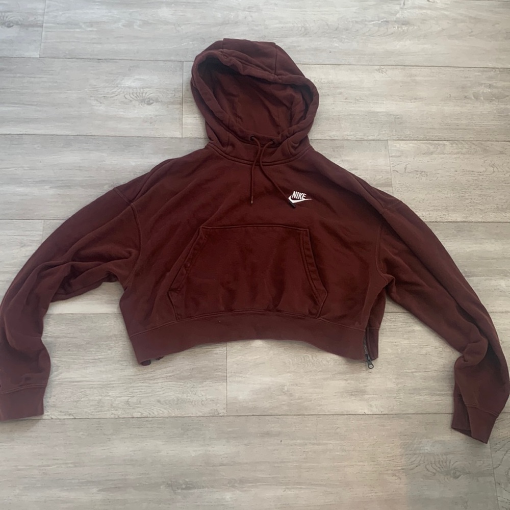 Woman’s cropped nike sweatshirt
